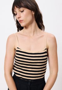 Zwart en beige gestreepte geribbelde tanktop met dunne schouderbandjes, met een vierkante halslijn en een aansluitend ontwerp.