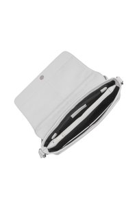 Bela usnjena torba z gladko teksturo, ki vsebuje žep z zadrgo, notranji žep in magnetno zaponko.