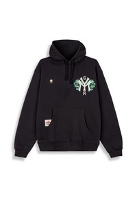 Sudadera negra con un gran motivo blanco de "Y" con acentos florales verdes, un pequeño pin en el pecho y un bolsillo canguro en la parte frontal.