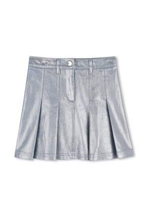 Jupe plissée argentée métallique avec une texture lisse, fermeture à boutons sur le devant et passants pour ceinture. Design simple et longueur courte.