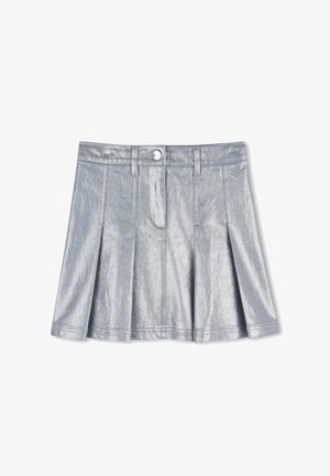 Falda plisada plateada metálica con textura suave, cierre frontal de botones y trabillas para cinturón. Diseño sencillo y longitud corta.