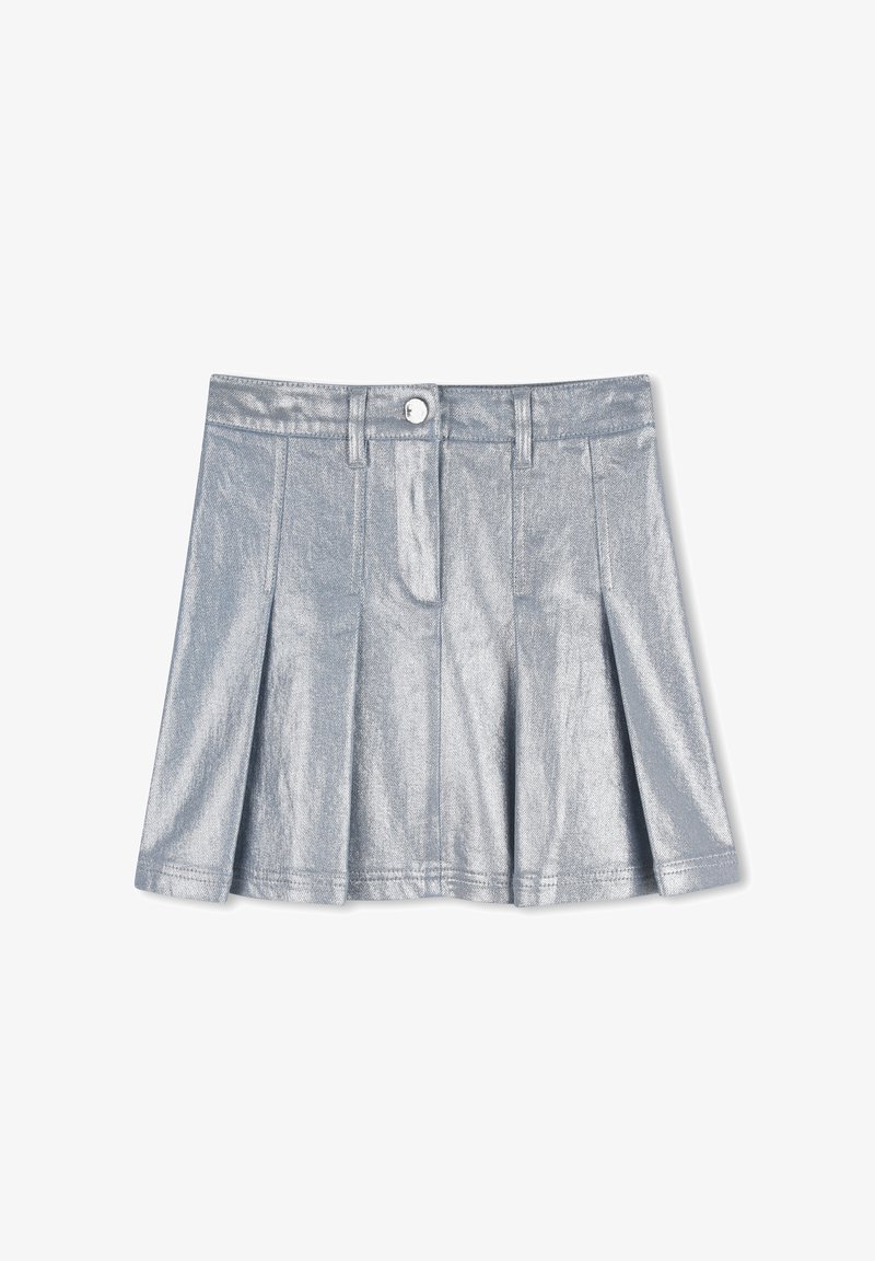 Jupe plissée argentée métallique avec une texture lisse, fermeture à boutons sur le devant et passants pour ceinture. Design simple et longueur courte.