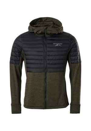 Męska kurtka zapinana na zamek, wykonana z oliwkowozielonej tkaniny z czarnymi, pikowanymi panelami na klatce piersiowej i ramionach, z dopiętym kapturem i logo Swedemount.