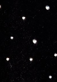 Tela negra con una superficie texturizada, adornada con lentejuelas plateadas dispersas en diversas formas, creando un efecto brillante.