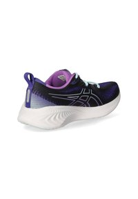 Baskets de sport noires et violettes avec une tige en mesh respirant, semelle blanche et design incurvé, dotées d'une languette et d'un système de laçage.