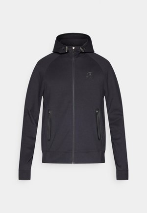 Tumši pelēks zippered džemperis ar kapuci, sānu kabatām ar rāvējslēdzējiem un raglāna piedurknēm. Izgatavots no teksturētas auduma materiāla ar smalku logotipu uz krūtīm.