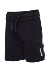 Schwarze Sportshorts mit Kordelzug am Bund, weißen Seitenstreifen und „HUMMEL“-Logo am linken Bein.