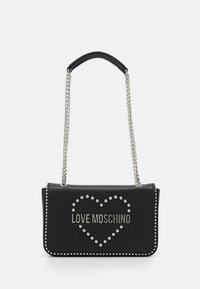 Borsa a tracolla nera in materiale sintetico con catena argentata, decorata con un contorno a forma di cuore di borchie e il logo "LOVE MOSCHINO" in carattere metallico sul davanti.