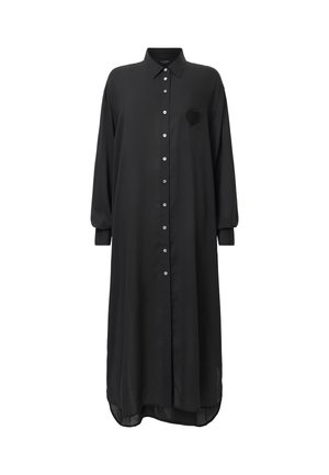 Svart lång skjortklänning i lätt tyg, med krage, knappstängning fram och subtil hjärtbrodyr på bröstet.