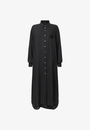 Czarna długa sukienka koszulowa z lekkiego materiału, z kołnierzykiem, zapinana na guziki z subtelnym haftem serca na piersi.