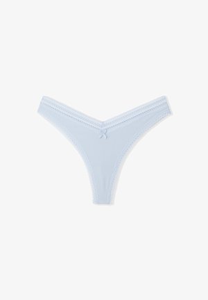 Tanga de tela acanalada azul claro con ribete de encaje y pequeño lazo decorativo en la parte central delantera de la cinturilla.