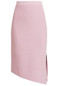 Růžová tužková sukně s texturovanou látkou, vysokým pasem a diagonálním lemem s bočním rozparkem pro zvýraznění detailu.