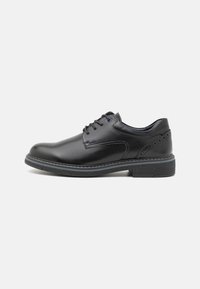 Chaussure en cuir noir à lacets avec une finition lisse, bout rond et talon texturé. Présente des œillets bleus contrastés et des coutures décoratives.