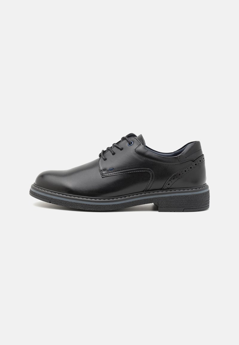 Chaussure en cuir noir à lacets avec une finition lisse, bout rond et talon texturé. Présente des œillets bleus contrastés et des coutures décoratives.