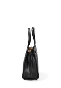 Borsa a mano in pelle nera con due manici, forma strutturata, dettagli in metallo dorato e una leggera lucentezza. Presenta una chiusura con zip e un interno morbido.