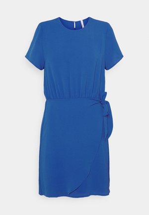 Modré šaty s krátkým rukávem, kulatým výstřihem, elastickým pasem, detailem na zavázání na boku a vrstveným šifonovým designem na lemu.