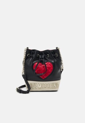 Sort buckettaske med rødt quiltet hjerte-patch, beige bund med teksten "LOVE MOSCHINO" og guldkæde som rem.