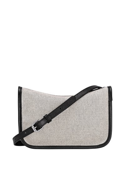 Texturiertes graues Stoffhandtäschchen mit schwarzen Lederakzenten und verstellbarem Trageriemen. Verfügt über ein elegantes, geschwungenes Design und einen Reißverschluss.