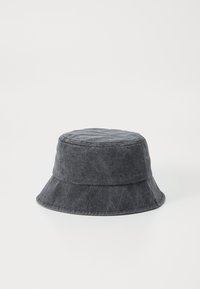 Sombrero tipo bucket de mezclilla gris con una corona redonda y plana y un ala ancha que se inclina hacia abajo. Presenta acentos cosidos y una superficie texturizada.