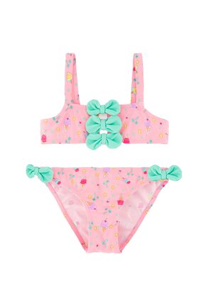 Bañador de dos piezas rosa con patrones de helados y soles, decorado con tres lazos verdes en la parte superior y dos lazos en los lados inferiores.