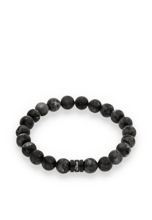 Schwarzes Perlenarmband mit runden Perlen in matter Optik und leichten Texturunterschieden, akzentuiert durch ein kleines schwarzes Markenetikett.