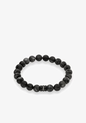 Zwarte kralenarmband met ronde kralen met een matte afwerking en lichte textuurvariaties, geaccentueerd door een klein zwart merkembleem.