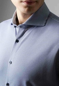 Blauwe en witte geblokte shirt met een smal houndstooth patroon, doorknopen aan de voorkant en een contrasterende binnenkraag. De stof lijkt glad te zijn.