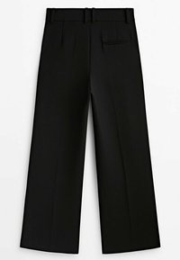 Pantalon noir à jambes larges avec passants de ceinture et une poche passepoilée à l'arrière droit, présenté à plat sur fond blanc.