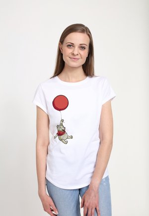 Weißes T-Shirt mit kurzen Ärmeln, das ein Motiv zeigt: ein Bär, der einen roten Ballon hält und mit einem roten Schal verziert ist. Lässiger Schnitt, weicher Stoff.