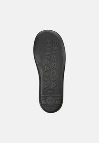 Soletta di scarpa in gomma nera con motivi di presa testurizzati, lettering in rilievo "ENERGIA HUMANA" e un logo circolare con indicazione della taglia 42.