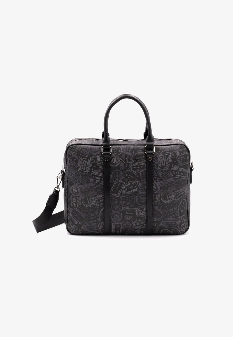 Zwarte tas met gedrukte reisedetails, dubbele handgrepen, ritssluiting en een afneembare schouderriem. Gladde textuur.