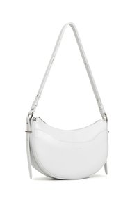Borsa in pelle bianca di forma curva, con tracolla regolabile e dettagli di cucitura sottili. Chiusura con zip sulla parte superiore, design minimale.