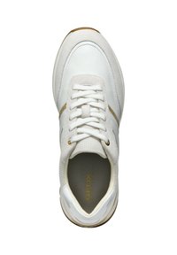 Sneaker bianco con tomaia in mesh e pelle, caratterizzato da dettagli dorati e punta tonda. I lacci sono bianchi con linguetta testurizzata. Suola in gomma piatta.