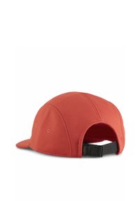 Rode pet met een gebogen klep, gestructureerde kroon en een verstelbare zwarte riem aan de achterkant. Beschikt over ventilatiegaatjes voor ademend vermogen.