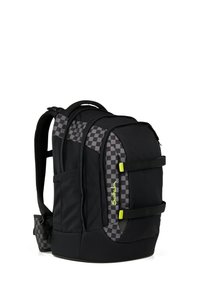 Sac à dos noir avec un design écossais en gris. Fabriqué en matériau durable, avec des bretelles réglables et des poches latérales.
