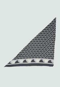 Driehoekige sjaal in zwart, wit en grijs met een geometrisch patroon aan de ene kant en een golf ontwerp langs de rand. Zachte stoftextuur.