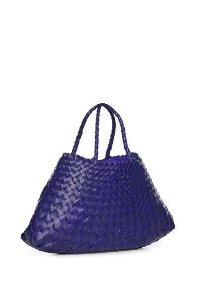 Bolso tote grande de cuero tejido en color púrpura con dos asas trenzadas y una forma suave y redondeada.