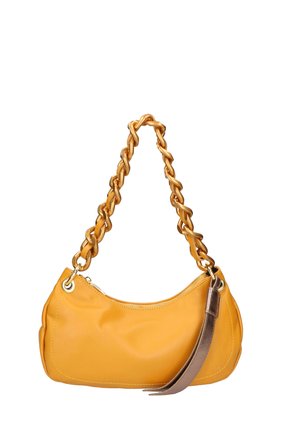 Geel leren handtas met een gevlochten kettingriem, gouden details en een contrasterende bruine accent op de ritssluiting. Gladde textuur.