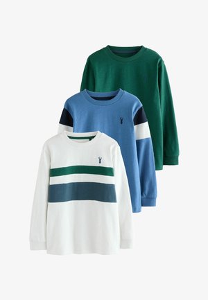 Drie langefunctshirts: wit met groene en marineblauwe strepen, blauw met marineblauwe en witte accenten, en groen. Van katoen, met een klassiek ronde halsontwerp.