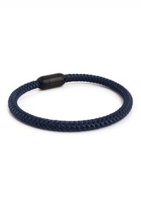 Bracciale intrecciato blu realizzato in materiale resistente, dotato di un elegante chiusura ovale nera. Design rotondo semplice senza decorazioni visibili.