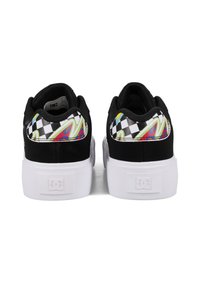 Czarne sneakersy z białą podeszwą, z wzorem w kratkę i kolorowymi abstrakcyjnymi akcentami na pięcie. Chropowata górna część z tkaniny.