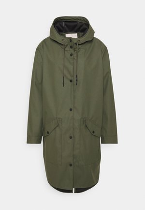 Long imperméable à capuche vert olive avec boutons-pression à l'avant, cordons réglables et poches à rabat de chaque côté.