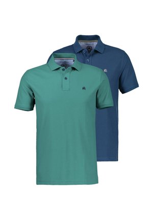 Zwei kurzärmelige Poloshirts, eines in Türkis und eines in Navyblau, mit Kragen und Knopfleisten, flach auf weißem Hintergrund dargestellt.