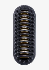 Svart og gull hårtilbehør med oval form, som har flere gullspiraler og hevede prikker for bedre grep langs kantene.