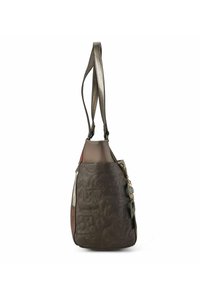 Braune Ledertasche mit einer strukturierten, geprägten Oberfläche. Sie verfügt über einen metallischen Schulterriemen und einen dekorativen Schlüsselanhänger. Mehrfarbige Akzente.