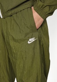 Nike Sportswear SUIT BASIC SET - Fato de treino - rough green/light bone