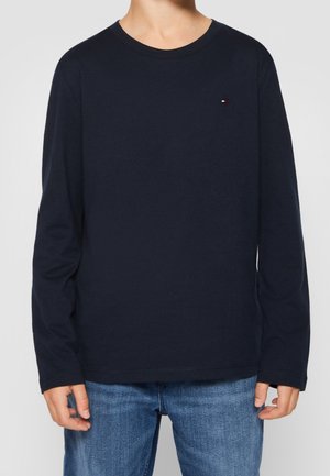 Camicia a maniche lunghe blu navy in cotone, design a girocollo, con un piccolo dettaglio logo rosso, bianco e blu sul petto.