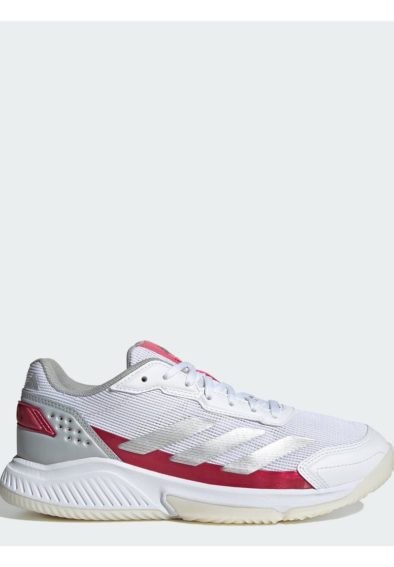 Zapatilla deportiva blanca con parte superior de malla texturizada, acentos plateados reflectantes y detalles en rosa. Cuenta con una suela de goma con surcos para tracción.