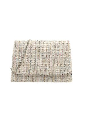 Petit sac pochette rectangulaire beige en tweed avec des taches multicolores et une bandoulière chaîne argentée drapée sur le côté gauche.