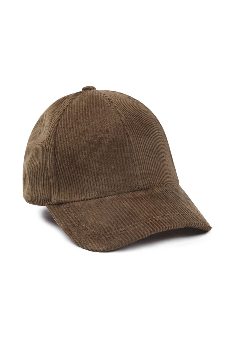 Bruine corduroy baseballpet met een gestructureerde kroon, gebogen rand en een textuur. Naaddetails voegen subtiele accenten toe.